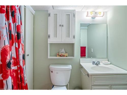 5879 Swayze Drive, Niagara Falls, ON - Indoor Photo Showing Bathroom