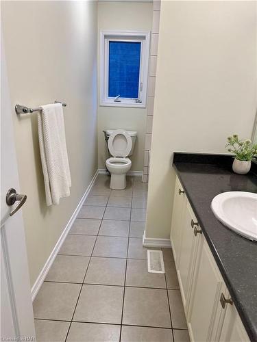 8635 Chickory Trail, Niagara Falls, ON - Indoor Photo Showing Bathroom
