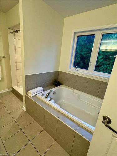 8635 Chickory Trail, Niagara Falls, ON - Indoor Photo Showing Bathroom
