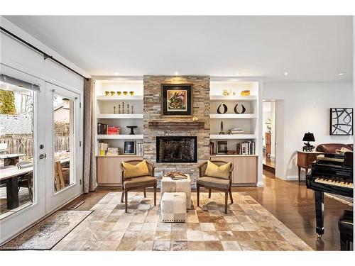 305 John Street, Niagara-On-The-Lake, ON - Indoor Photo Showing Living Room With Fireplace