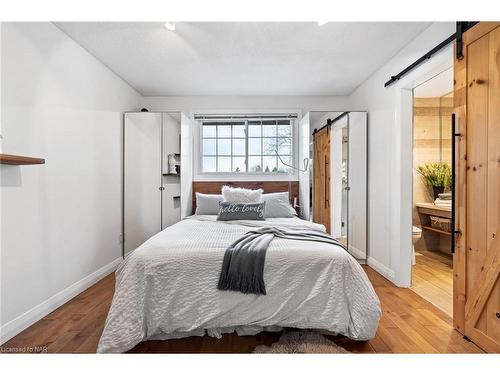 305 John Street, Niagara-On-The-Lake, ON - Indoor Photo Showing Bedroom