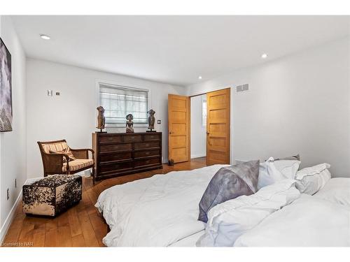 305 John Street, Niagara-On-The-Lake, ON - Indoor Photo Showing Bedroom