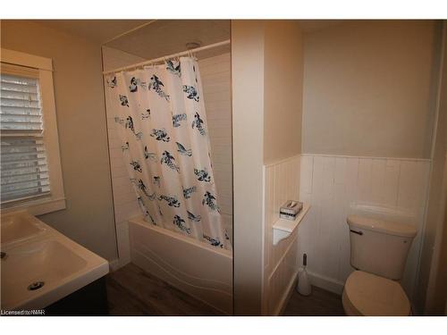 4463 Sixth Avenue, Niagara Falls, ON - Indoor Photo Showing Bathroom