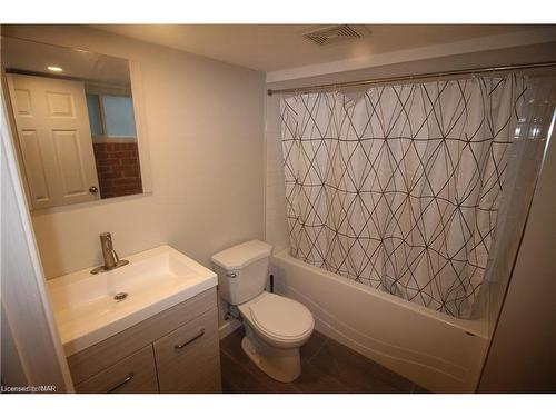 4463 Sixth Avenue, Niagara Falls, ON - Indoor Photo Showing Bathroom