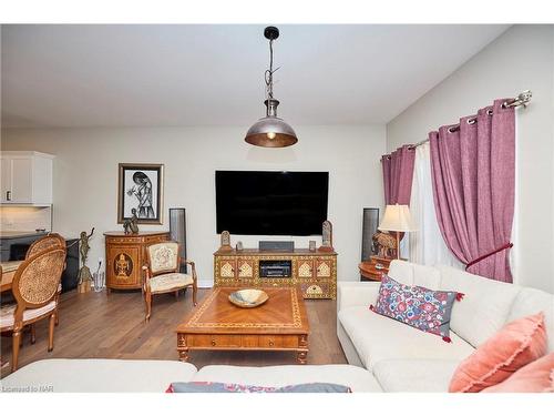 12-45 Dorchester Boulevard, St. Catharines, ON - Indoor Photo Showing Living Room