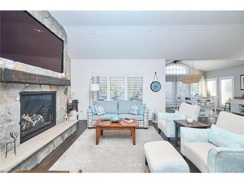 3511 Trillium Crescent, Ridgeway, ON - Indoor Photo Showing Living Room With Fireplace