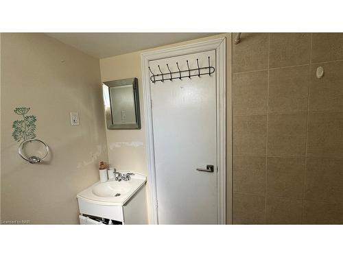 Lower-5 Clearview Heights, St. Catharines, ON - Indoor Photo Showing Bathroom