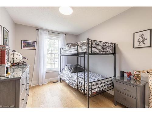 674 Lakeside Road, Fort Erie, ON - Indoor Photo Showing Bedroom