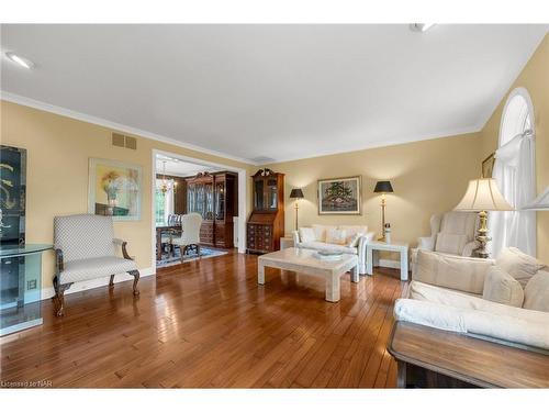 7 Leslie Place, Fonthill, ON - Indoor Photo Showing Living Room
