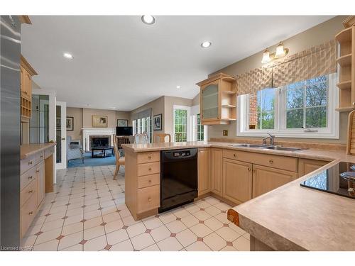 7 Leslie Place, Fonthill, ON - Indoor Photo Showing Kitchen With Double Sink