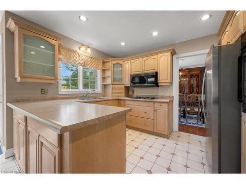7 Leslie Place, Fonthill, ON - Indoor Photo Showing Kitchen