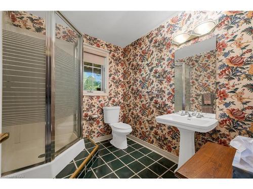 7 Leslie Place, Fonthill, ON - Indoor Photo Showing Bathroom