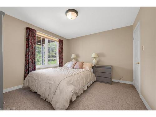 7 Leslie Place, Fonthill, ON - Indoor Photo Showing Bedroom