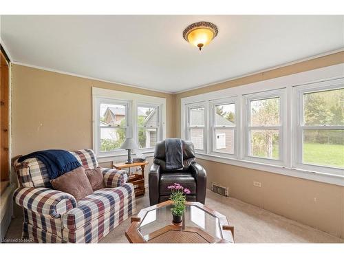 80 Robinson Street, Fort Erie, ON - Indoor Photo Showing Living Room