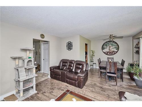 24 Tomahawk Drive, Grimsby, ON - Indoor Photo Showing Living Room