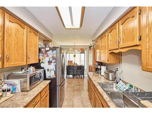 24 Tomahawk Drive, Grimsby, ON - Indoor Photo Showing Kitchen With Double Sink