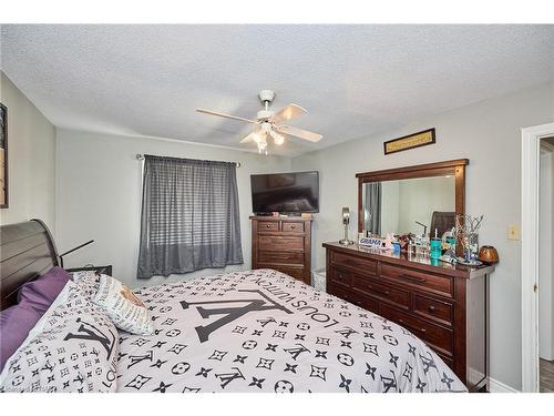 24 Tomahawk Drive, Grimsby, ON - Indoor Photo Showing Bedroom
