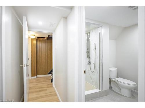 60 Pearce Avenue, St. Catharines, ON - Indoor Photo Showing Bathroom