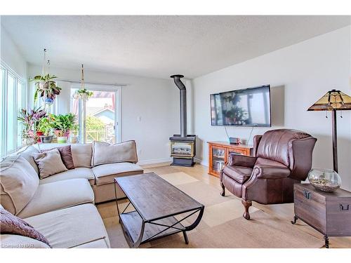 6173 Keith Street, Niagara Falls, ON - Indoor Photo Showing Living Room