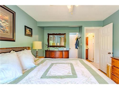 6173 Keith Street, Niagara Falls, ON - Indoor Photo Showing Bedroom