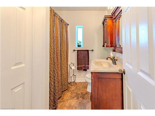 6173 Keith Street, Niagara Falls, ON - Indoor Photo Showing Bathroom
