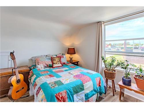 6173 Keith Street, Niagara Falls, ON - Indoor Photo Showing Bedroom