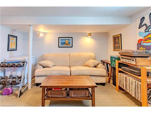 6173 Keith Street, Niagara Falls, ON - Indoor Photo Showing Living Room