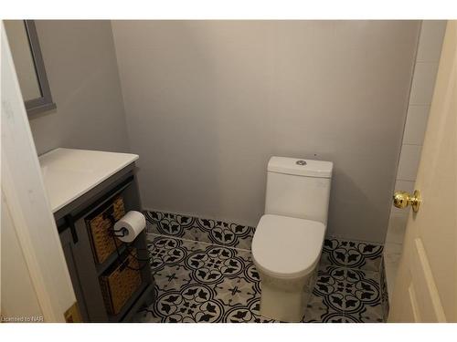 102-4692 Crysler Avenue, Niagara Falls, ON - Indoor Photo Showing Bathroom