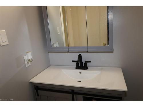 102-4692 Crysler Avenue, Niagara Falls, ON - Indoor Photo Showing Bathroom