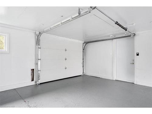 190 Lakeshore Road, St. Catharines, ON - Indoor Photo Showing Garage