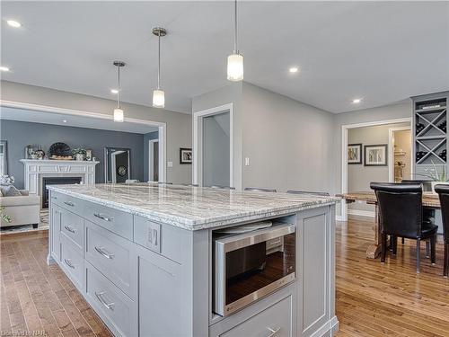 29 Fredonia Crescent, St. Catharines, ON - Indoor Photo Showing Kitchen With Upgraded Kitchen