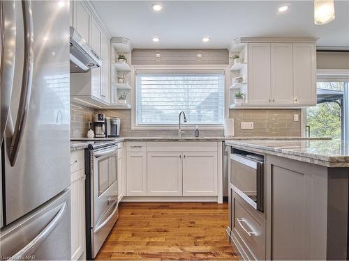 29 Fredonia Crescent, St. Catharines, ON - Indoor Photo Showing Kitchen With Upgraded Kitchen