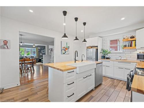 4741 Epworth Circle, Niagara Falls, ON - Indoor Photo Showing Kitchen With Upgraded Kitchen