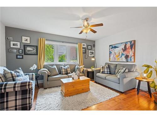 4741 Epworth Circle, Niagara Falls, ON - Indoor Photo Showing Living Room