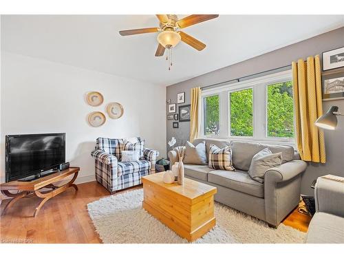 4741 Epworth Circle, Niagara Falls, ON - Indoor Photo Showing Living Room