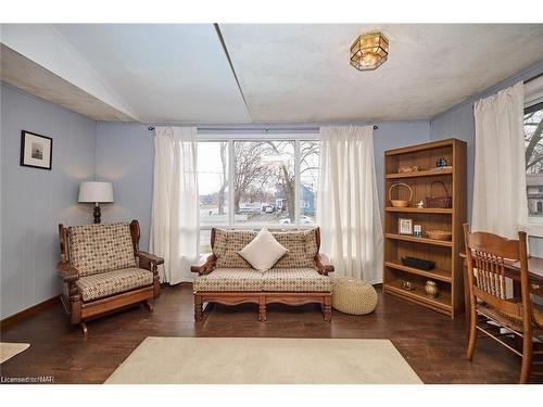 91 Elgin Street, Port Colborne, ON - Indoor Photo Showing Living Room