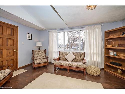 91 Elgin Street, Port Colborne, ON - Indoor Photo Showing Living Room