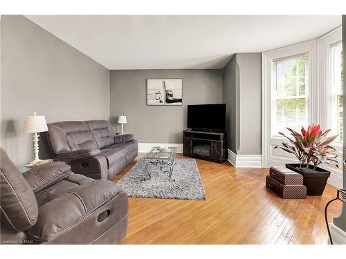 30-32 Young Street, Welland, ON - Indoor Photo Showing Living Room