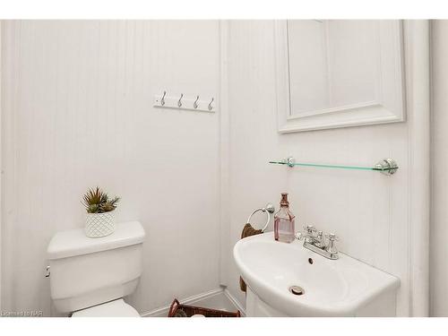 30-32 Young Street, Welland, ON - Indoor Photo Showing Bathroom
