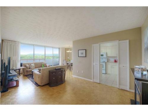 804-35 Towering Heights Boulevard, St. Catharines, ON - Indoor Photo Showing Living Room