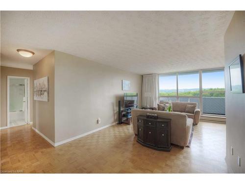 804-35 Towering Heights Boulevard, St. Catharines, ON - Indoor Photo Showing Living Room