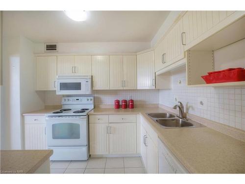 804-35 Towering Heights Boulevard, St. Catharines, ON - Indoor Photo Showing Kitchen With Double Sink