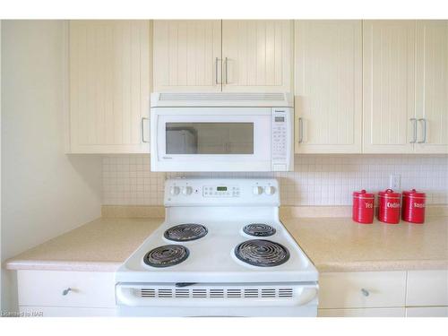 804-35 Towering Heights Boulevard, St. Catharines, ON - Indoor Photo Showing Kitchen