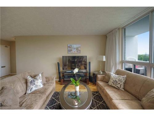 804-35 Towering Heights Boulevard, St. Catharines, ON - Indoor Photo Showing Living Room