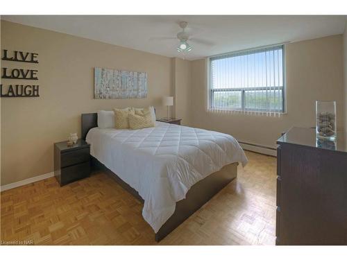 804-35 Towering Heights Boulevard, St. Catharines, ON - Indoor Photo Showing Bedroom