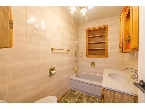 148 Wellington Street, Port Colborne, ON - Indoor Photo Showing Bathroom