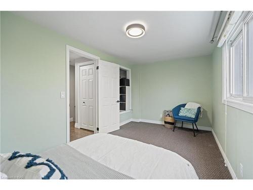 539 Forks Road, Welland, ON - Indoor Photo Showing Living Room
