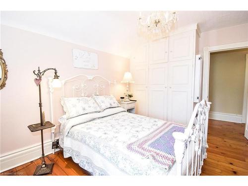 24 Gertrude Street, St. Catharines, ON - Indoor Photo Showing Bedroom