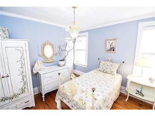 24 Gertrude Street, St. Catharines, ON - Indoor Photo Showing Bedroom