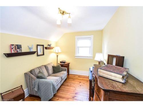 24 Gertrude Street, St. Catharines, ON - Indoor Photo Showing Living Room